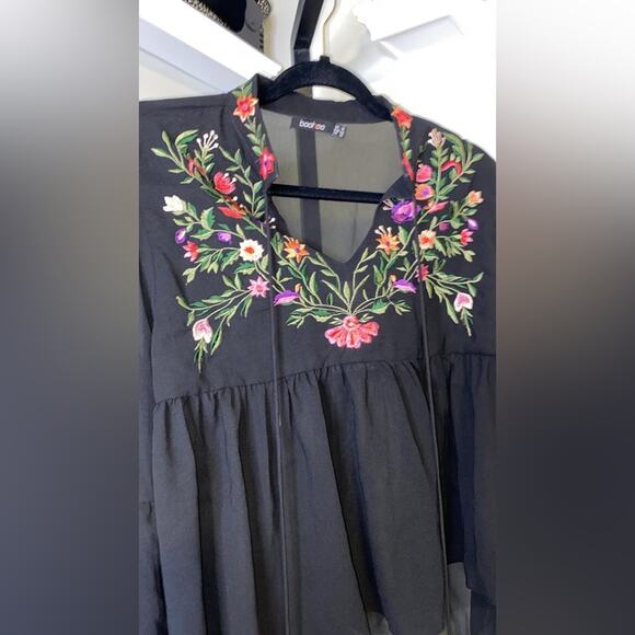 Raised collar blouse with staggered sleeves and embroidery by Boohoo - Picture 7 of 12